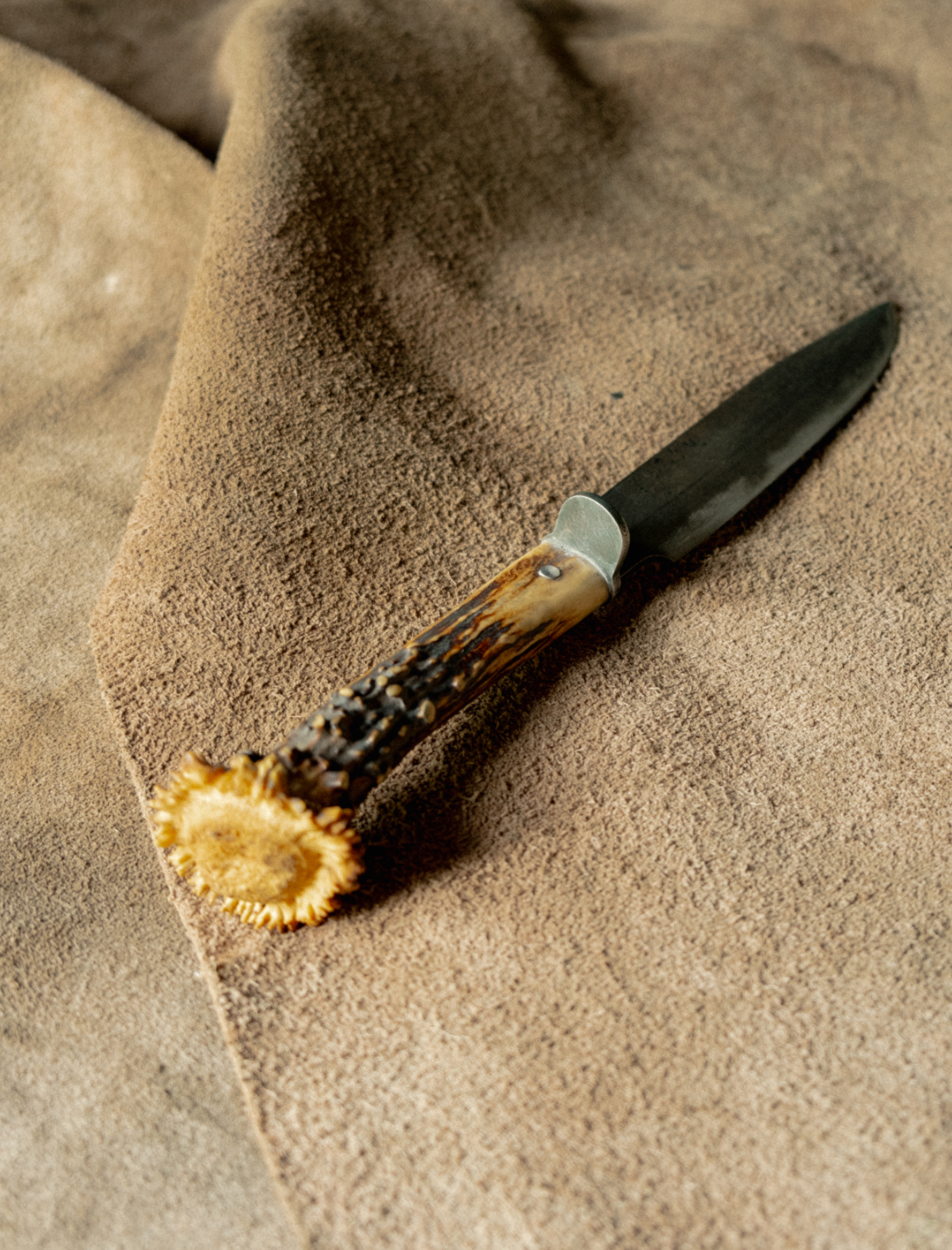 DEER ANTLER HANDLE HUNTING DAGGER