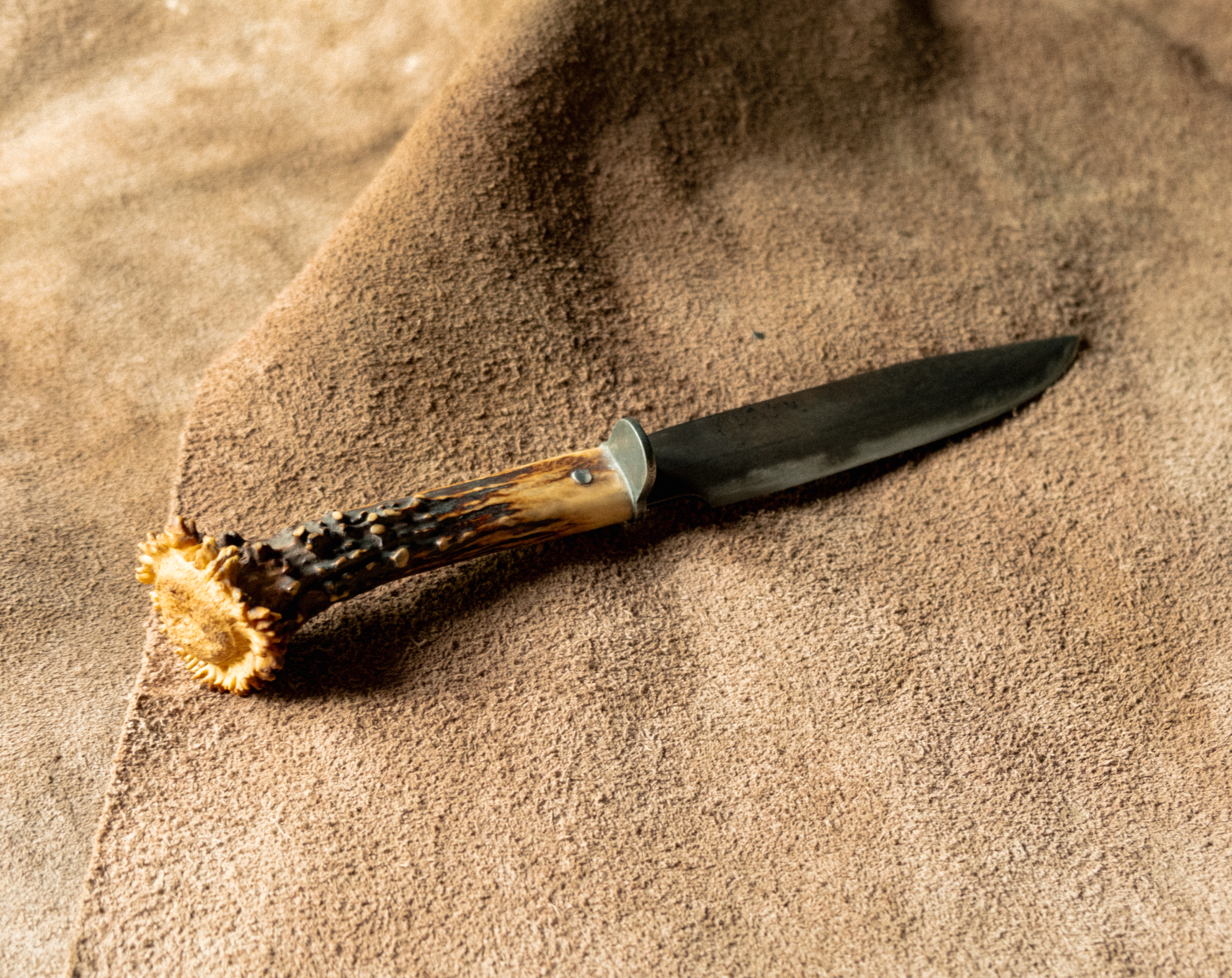 DEER ANTLER HANDLE HUNTING DAGGER
