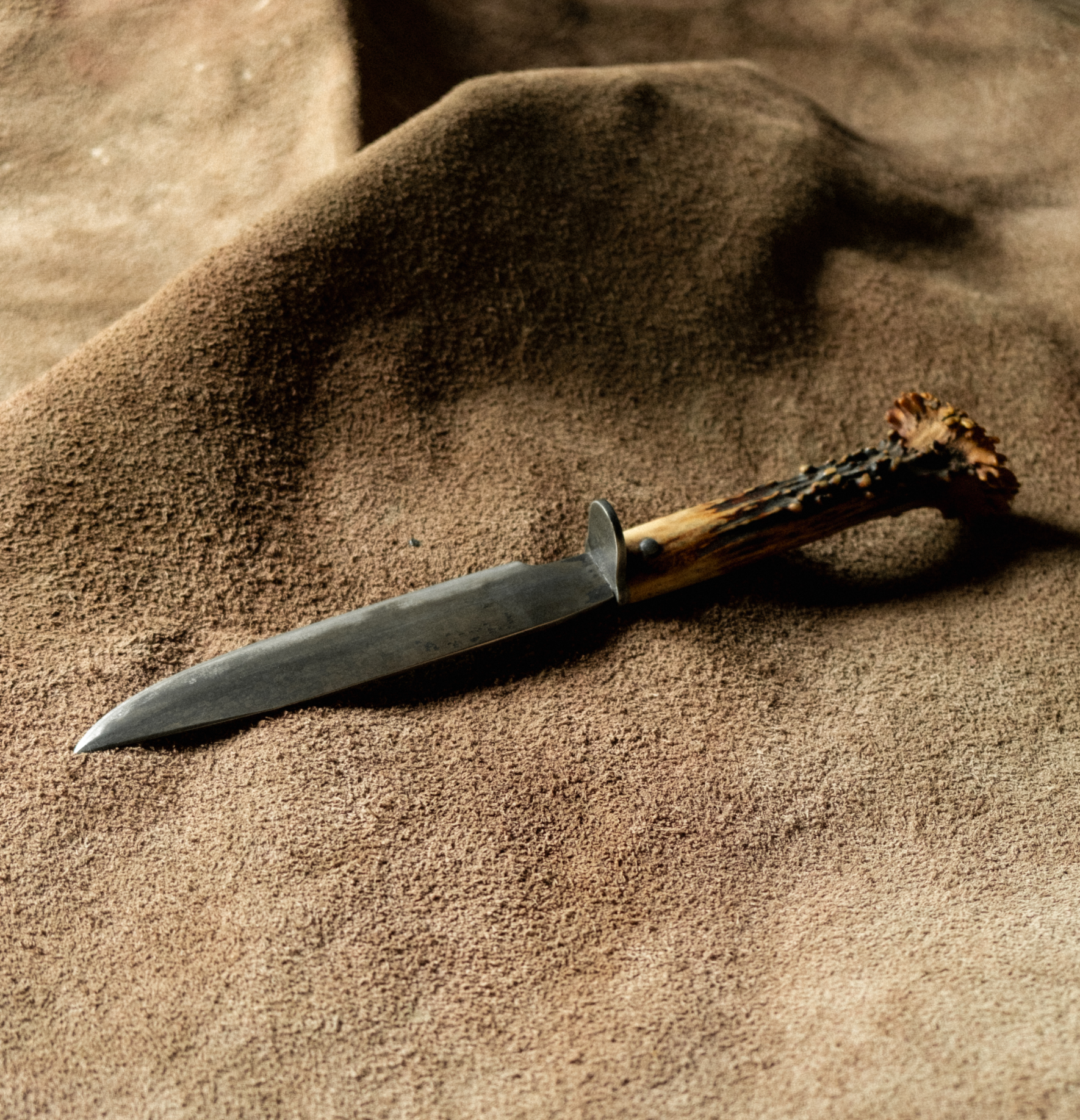 DEER ANTLER HANDLE HUNTING DAGGER