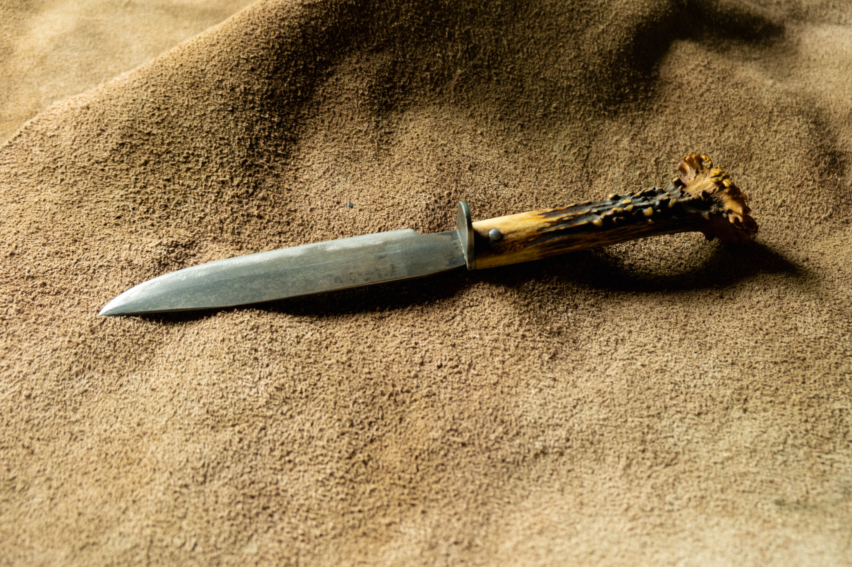 DEER ANTLER HANDLE HUNTING DAGGER